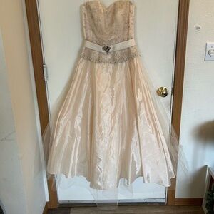 Masquerade strapless dress size 5/6 beautiful lace detail